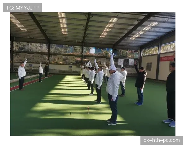 手抛球规则详解：裁判判罚标准与正确执行条件